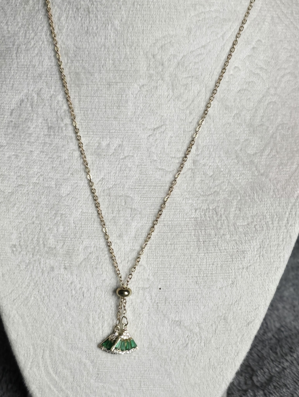 Gold-Plated Women's Necklace with Emerald Green Fan Charm